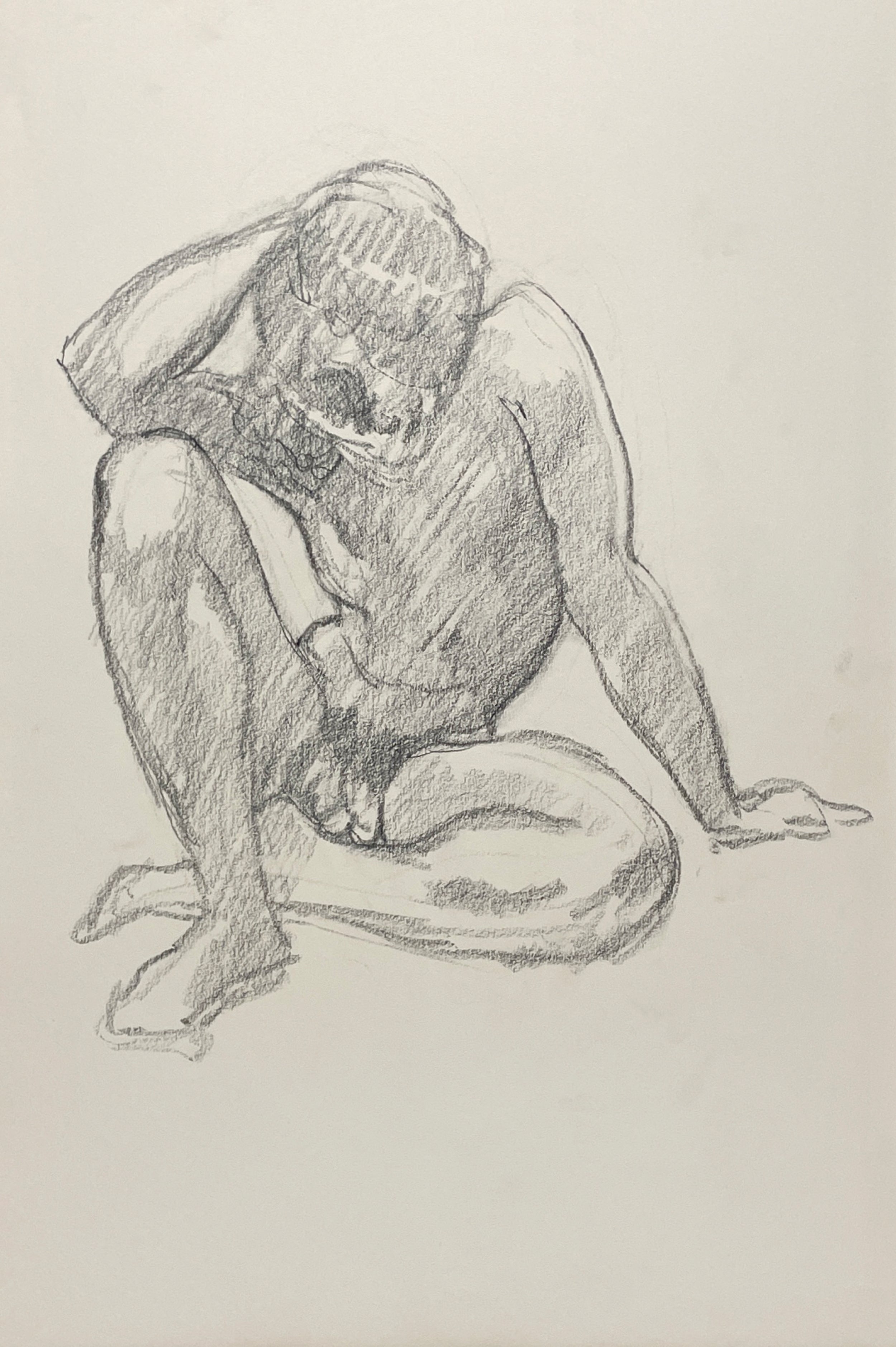 Une étude de figure saisissante, réalisée dans un studio de style « post-war modern » des années 1970, représentant un jeune modèle nu masculin