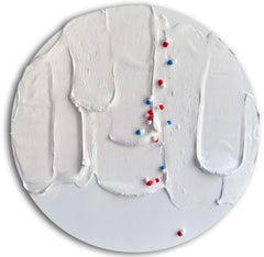 Weißes Mond-Wandrelief mit Pillenfiguren, Skulptur aus Schaumton in Mischtechnik