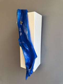 Tiefblaues, drapiertes Wandrelief aus Schaumton und Acryl auf Tannenholz