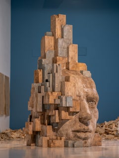 Grande sculpture en bois sculpté représentant une tête avec un paysage urbain architectural, en épicéa