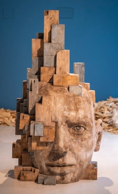 Grande sculpture en bois sculpté représentant une tête avec un paysage urbain architectural, en épicéa
