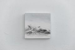 Dessin au graphite monochrome représentant un paysage marin orageux sur panneau, avec des vagues spectaculaires