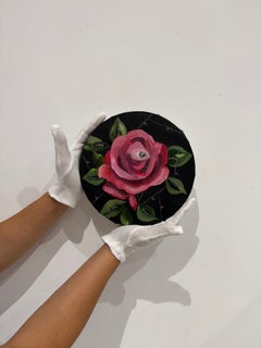 Rosa rosa con un ojo humano y hojas con dientes, cuadro acrílico redondo de estilo surrealista