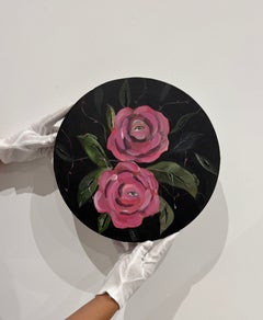 Rose rosa surrealiste con occhi e vermi, dipinto botanico rotondo