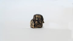 Archaische Taschen-Kopfskulptur aus dunkelpatinierter Bronze mit goldenen Akzenten