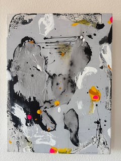 Pintura abstracta gestual en técnica mixta sobre lienzo, en tonos grises, negros y neón