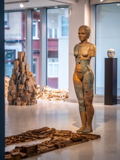 Grande scultura figurativa raffigurante un corpo femminile frammentato, in legno intagliato e policromo