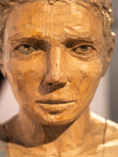 Grande scultura figurativa raffigurante un corpo femminile frammentato, in legno intagliato e policromo
