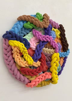 Scultura da parete astratta e colorata, rilievo circolare intrecciato, tecnica mista su tela
