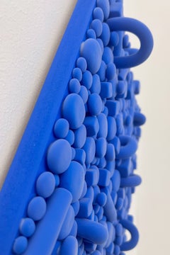 Scultura da parete astratta monocromatica blu, rilievo geometrico, tecnica mista su tela