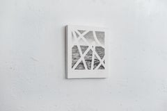 Disegno a grafite in bianco e nero raffigurante onde oceaniche con linee geometriche bianche