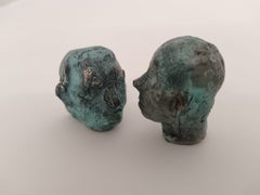 Par de esculturas en miniatura de cabezas de bronce con pátina verde, para interior o jardín