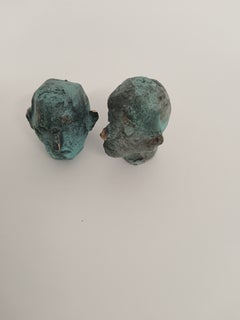 Par de esculturas en miniatura de cabezas de bronce con pátina verde, para interior o jardín