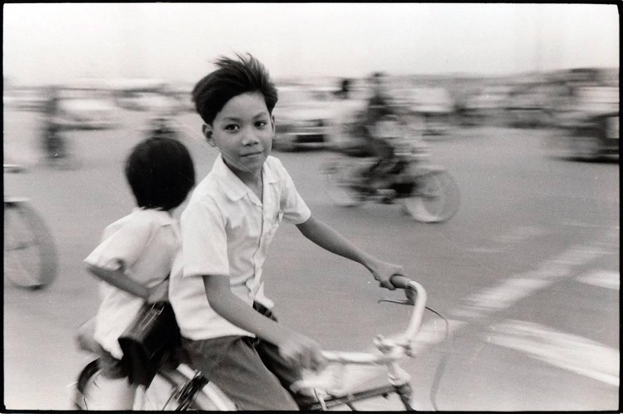 Raymond Depardon Black and White Photograph - Saigon, Vietnam, 1972 Original press print