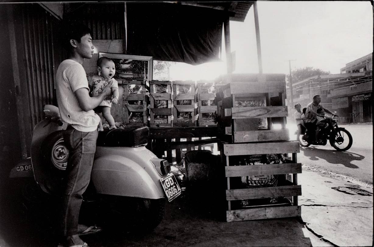 Raymond Depardon Black and White Photograph - Saigon, Vietnam, 1972 Original press print