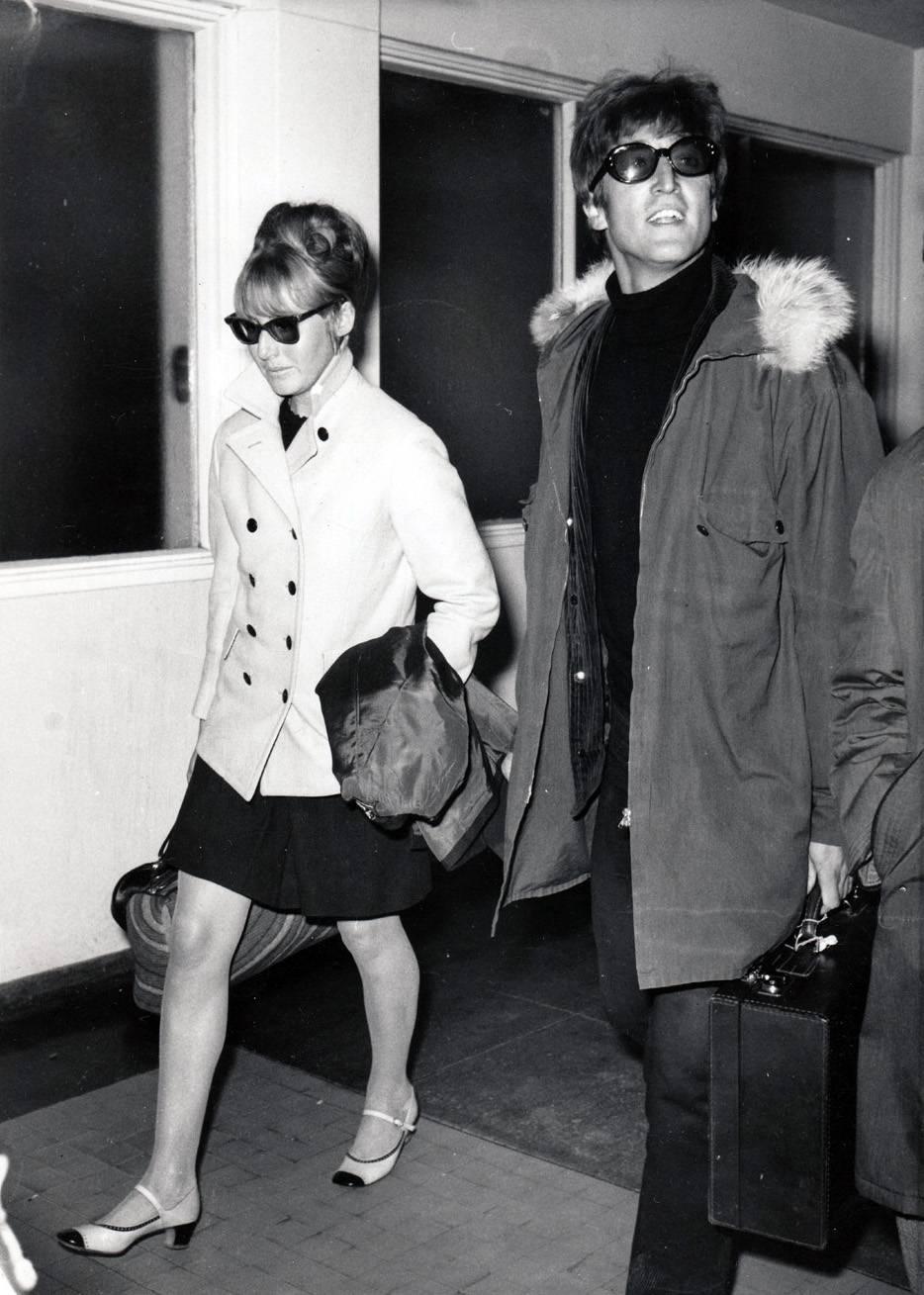 Unknown Black and White Photograph – Original Druck von John Lennon und seiner 1. Ehefrau Cynthia, London, 1966