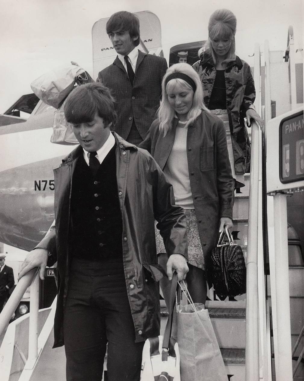 Unknown Black and White Photograph – John Lennon 
George Harrison + Löffel, London, 1964, Original Druckdruck