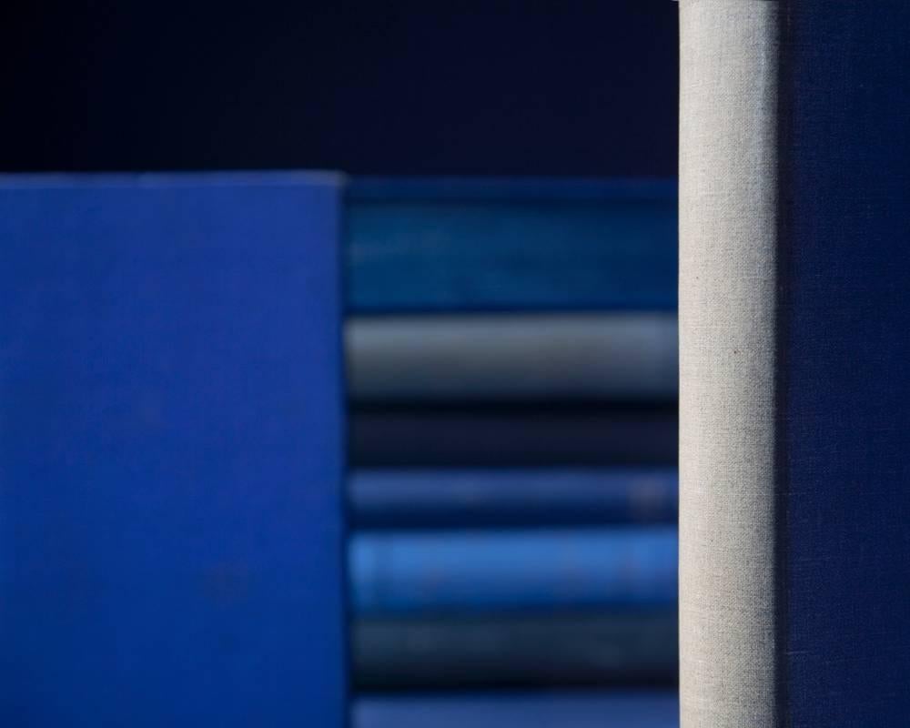 Blaues Wasser in schwarzer Tiefe – Photograph von Mary Ellen Bartley