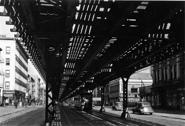 Bajo el El - 3ª Avenida, Nueva York - Photograph de Todd Webb