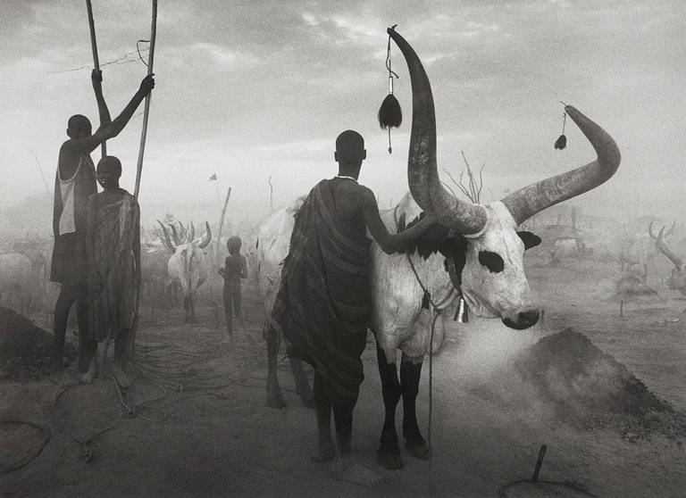 Groupe Dinka à Pagarau, sud du Sudan - Photograph de Sebastião Salgado