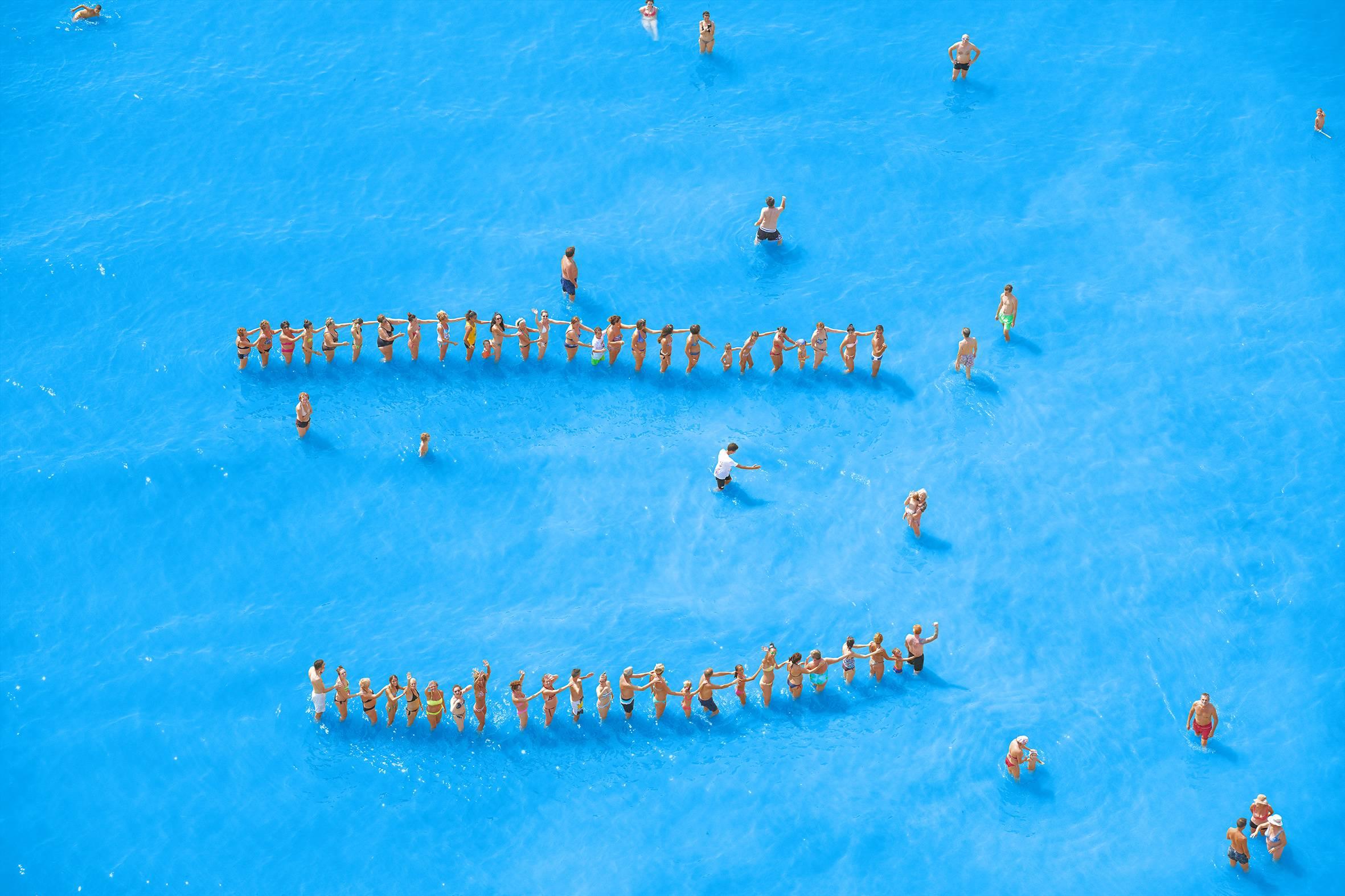 Color Photograph di Olivo Barbieri - Mare Adriatico (in scena) Dancing People, #14