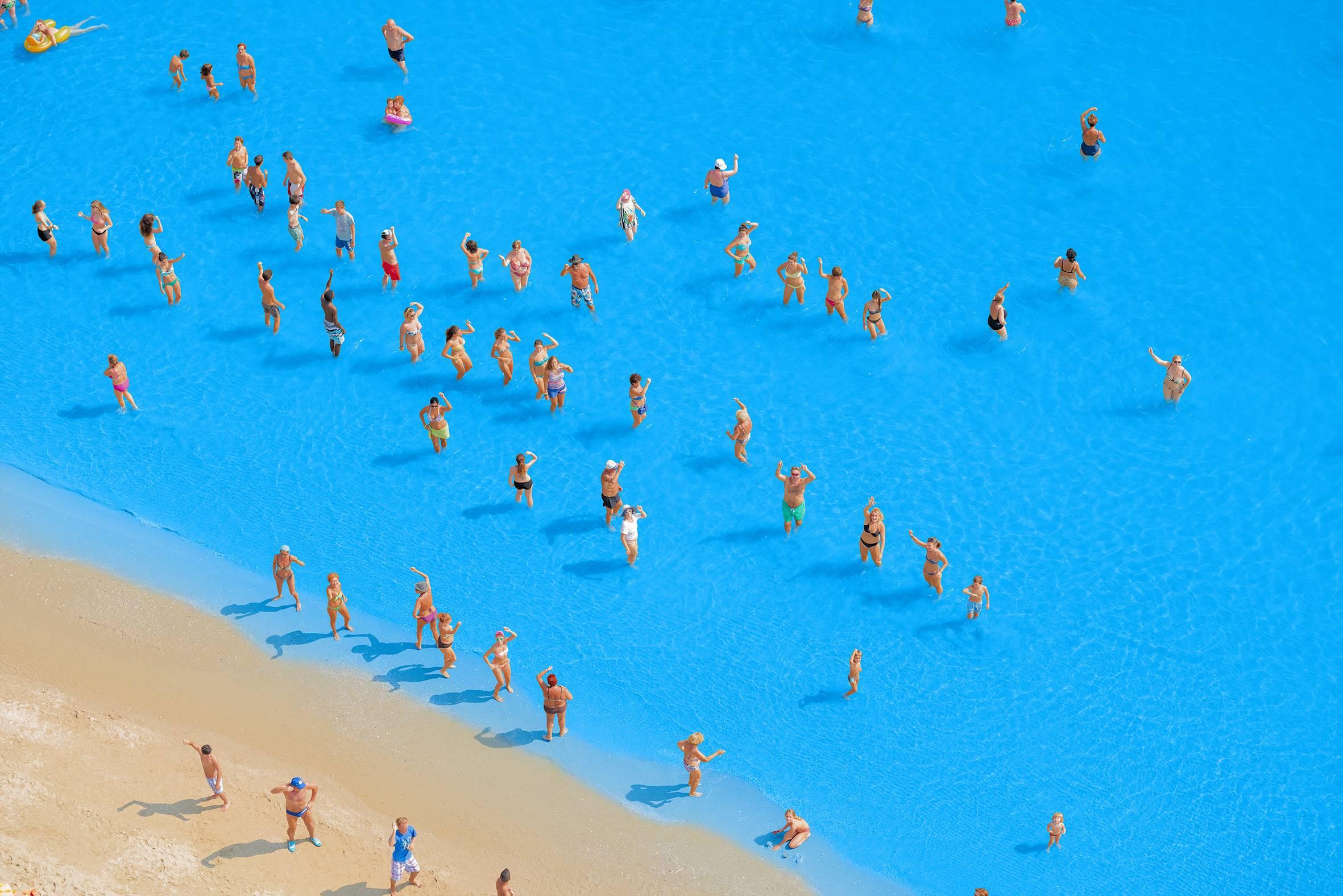 Olivo Barbieri Color Photograph – Adriatisches Meer (staged) tanzende Menschen, #17