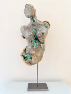 Corée. Série « Emergence ». Sculpture féminine en céramique dans des tons gris-émeraude.