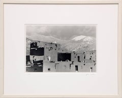 Taos Pueblo, New Mexico, 1960er Jahre, Schwarz-Weiß-Landschaftsfotografie von Myron Wood