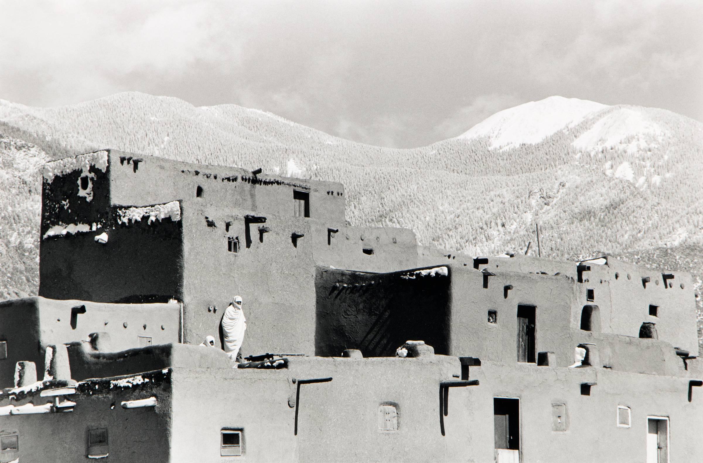 Taos Pueblo, New Mexico, 1960er Jahre Schwarz-Weiß-Landschaftsfotografie Myron Holz