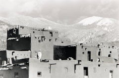 Taos Pueblo, New Mexico, 1960er Jahre, Schwarz-Weiß-Landschaftsfotografie von Myron Wood