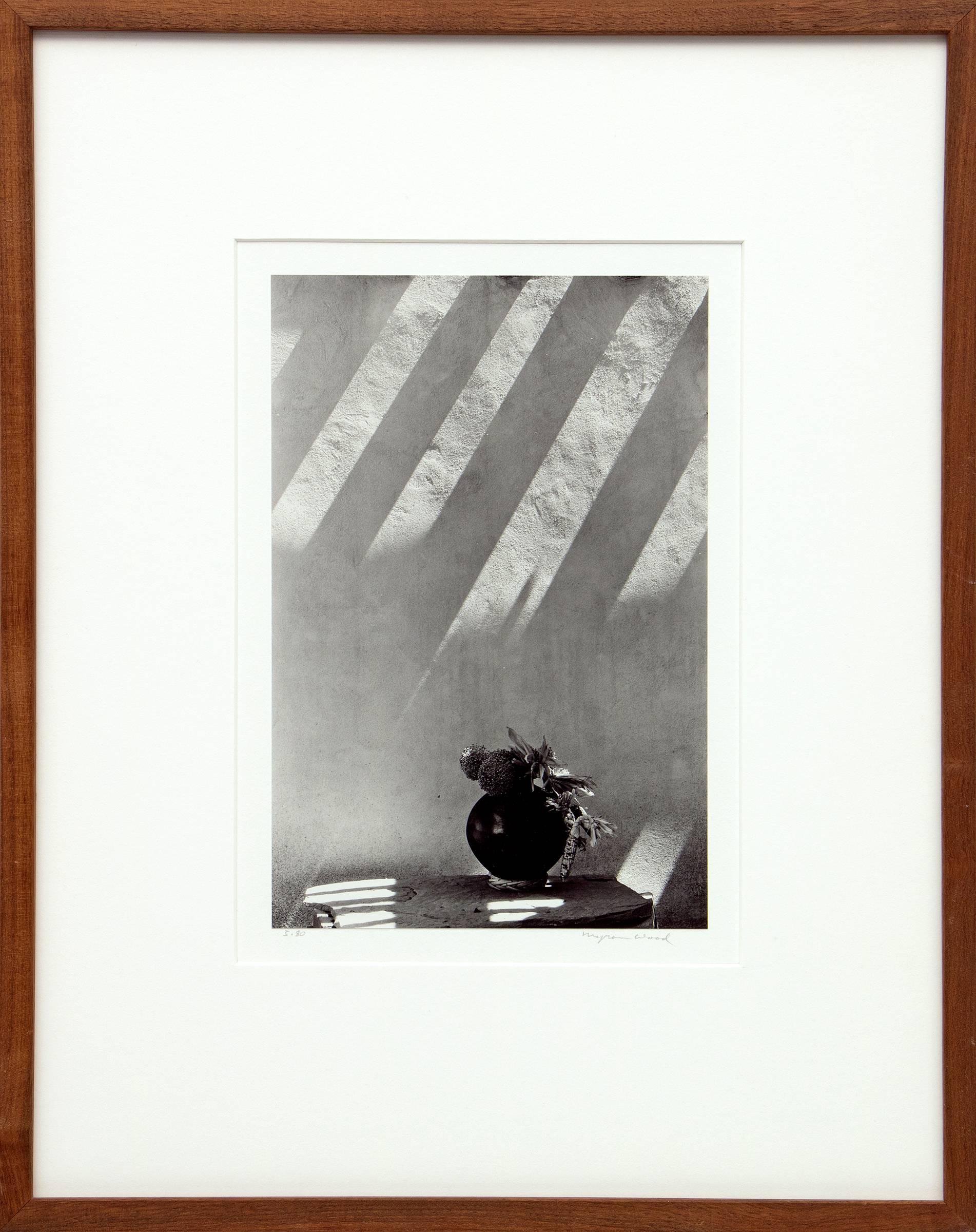 Still-Life Photograph Myron Wood - Pot noir, nature morte noire et blanche du sud-ouest avec pot Pueblo, photo en bois de myron