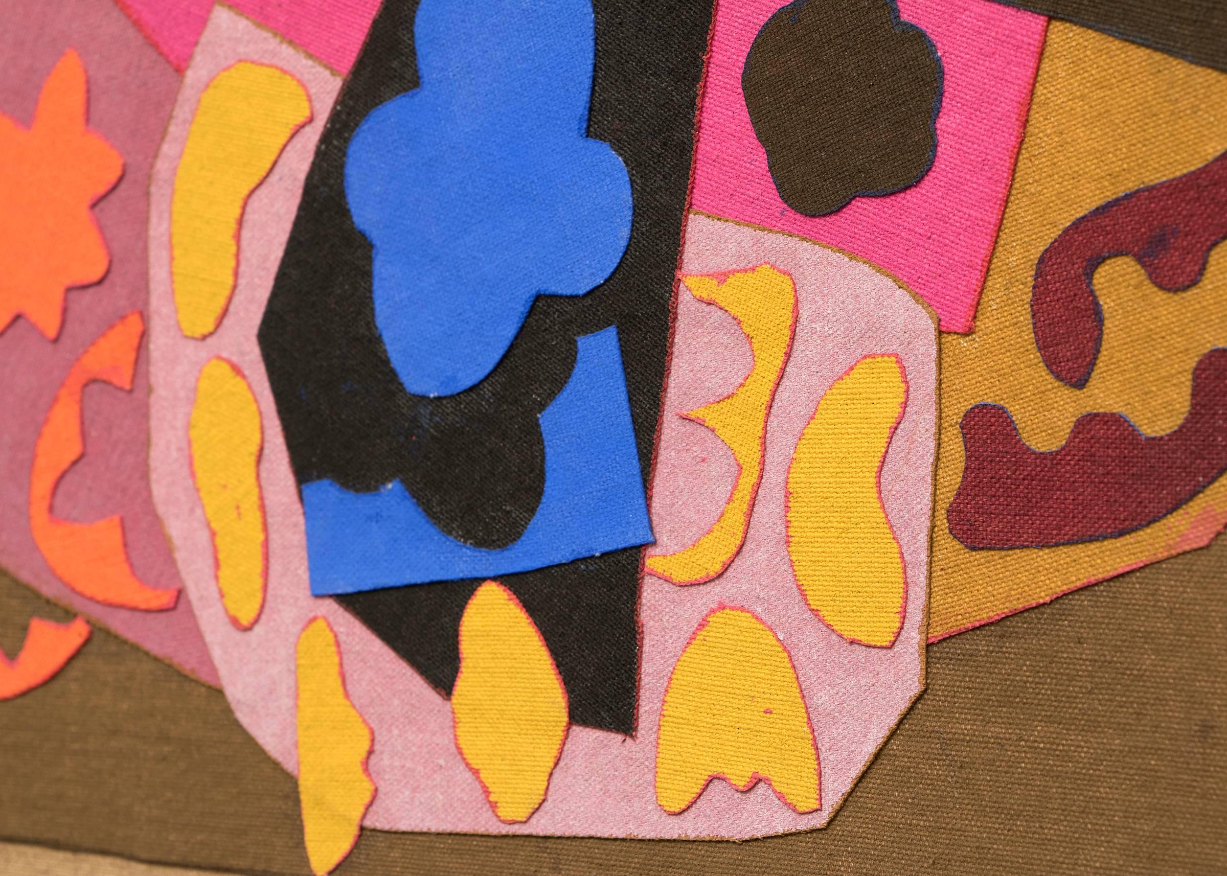 Fabric Shop est une peinture vintage de Margo Hoff (1910-2008). Peint dans des tons de rose, corail, orange, vert, bleu, noir, vert et jaune avec collage sur toile.  Présenté dans un cadre vintage/original, les dimensions extérieures mesurent 16 ¼ x