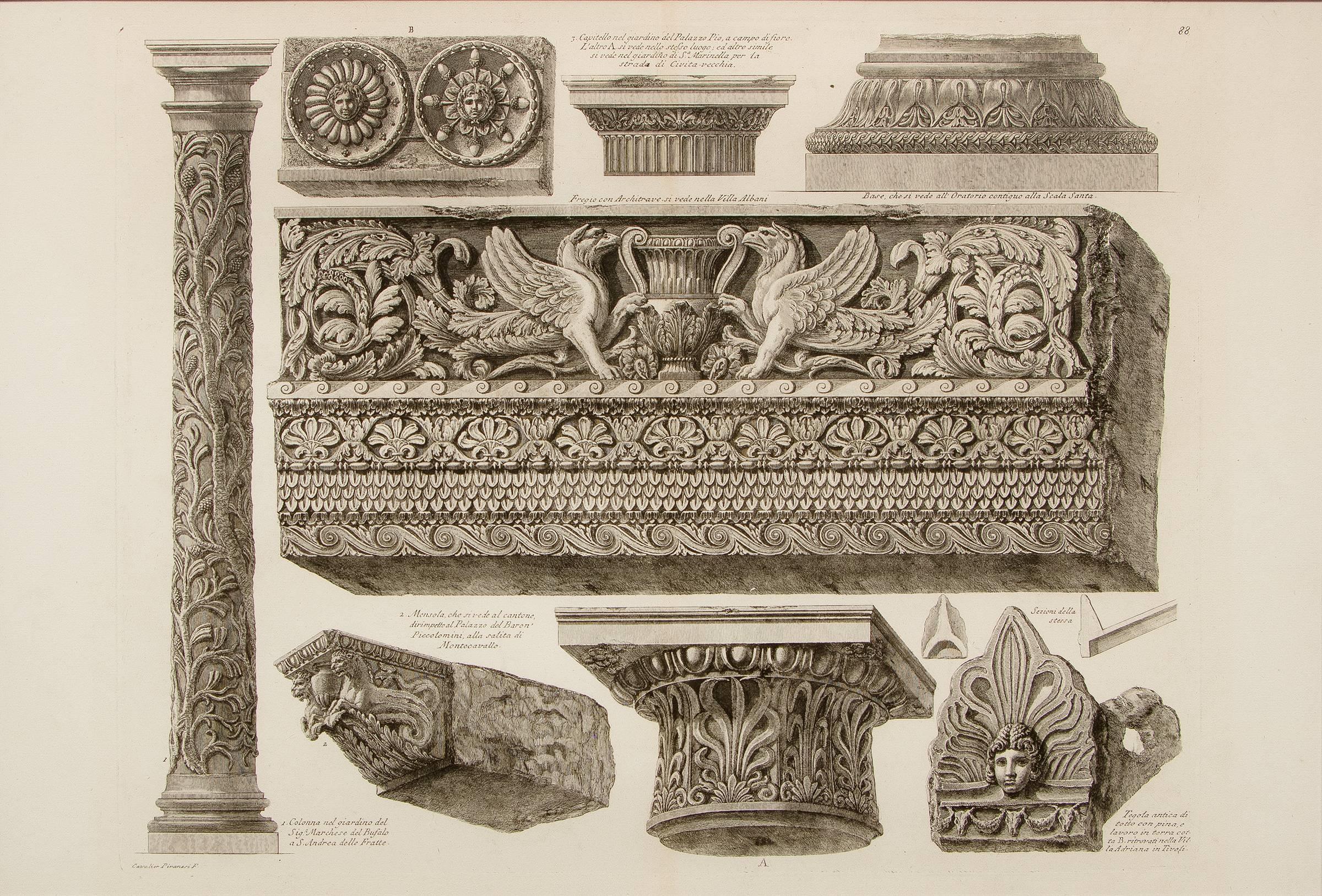 Paar antike architektonische Radierungen: Ornamentaler Fries und antike Kandelaber (Rokoko), Art, von Giovanni Battista Piranesi