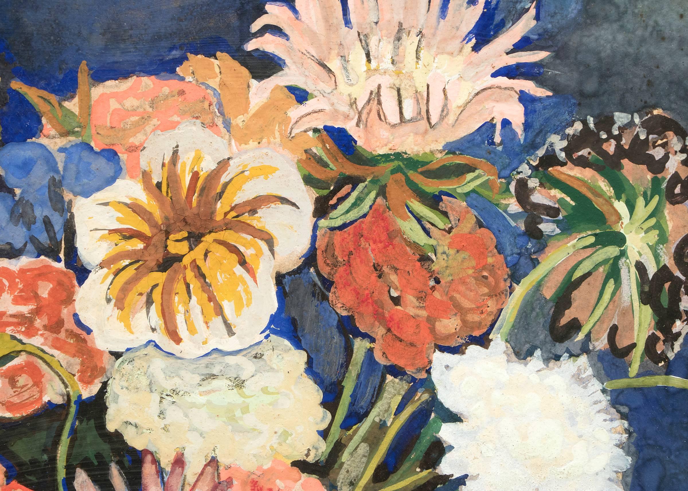 Original signiertes Stillleben um 1930 von George Macrum (1878-1970) Innenszene-Szenenstillleben mit einer Vase mit Blumen:: Blumen und Papieren auf einem Tisch. Die Außenmaße messen 23 x 19 x 1 Zoll und sind im Vintage-/Periode-Stil gehalten. Die
