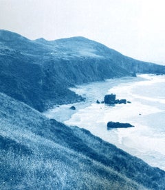 „Sea Cliffs, Bodega Bay“: Handgefertigte Cyanotypie, Nr. 1 von 5, 24 x 18 Zoll