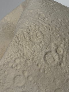 Scultura contemporanea raffigurante la Luna, resina PU, quarzo e vernice