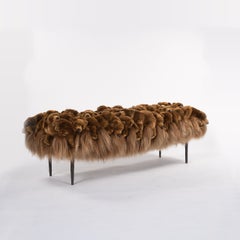 Braune Kuscheltierbank mit Holzbeinen aus Schafsfell, handgefertigt in Belgien