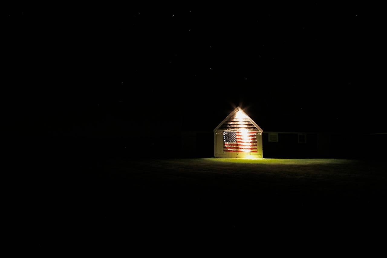 Geoff Reinhard Color Photograph – Stars n Stripes unter den Sternen