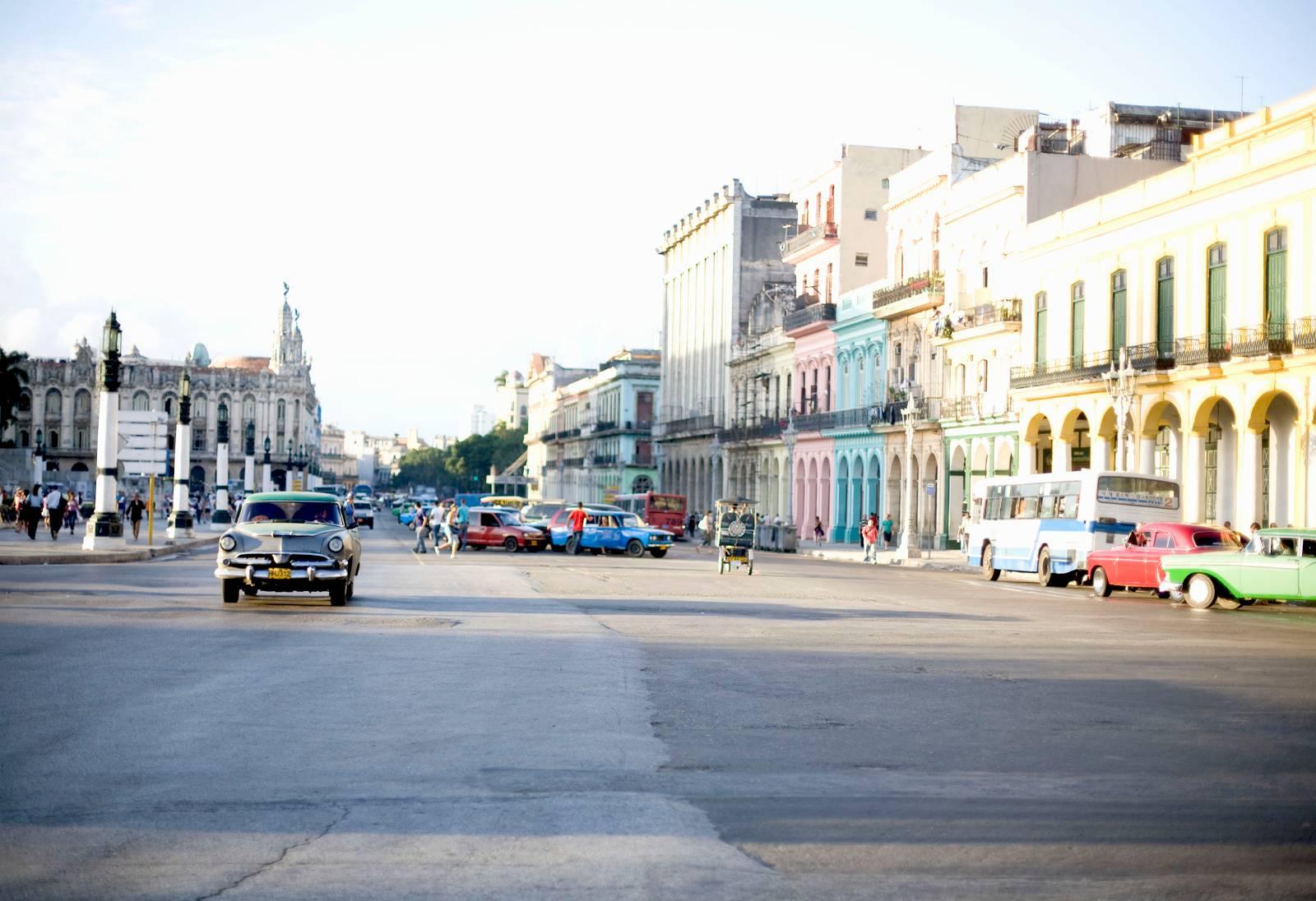 Geoff Reinhard Color Photograph - Downtown Havana