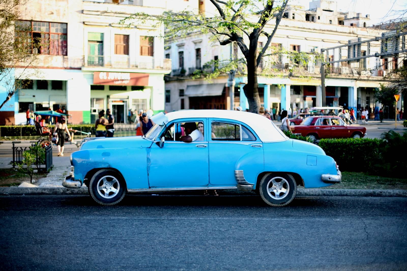 Geoff Reinhard Color Photograph - Taxi - Cuba