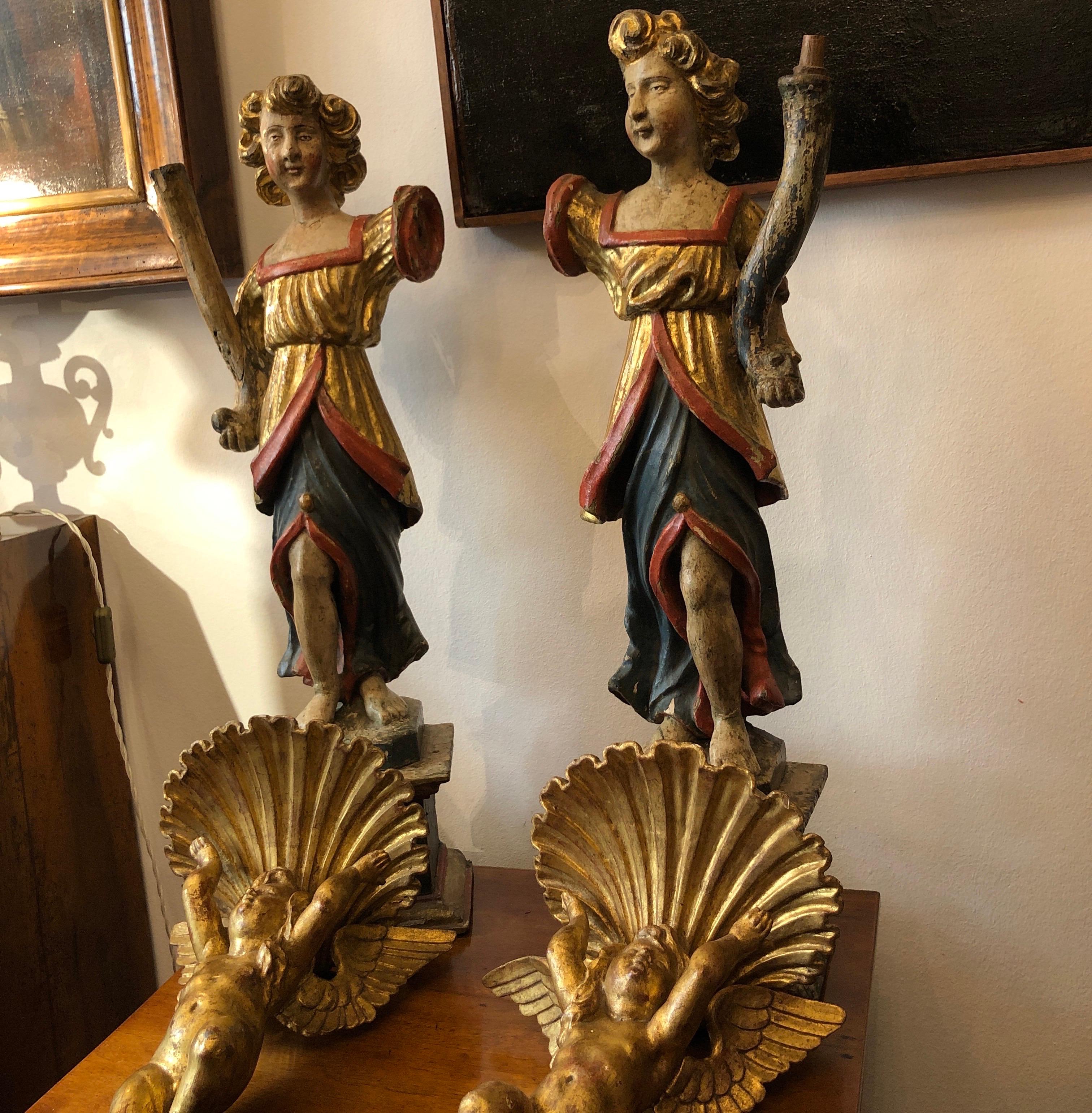 Pair of Italian Baroque Angels 17th Century Sculptured Lacquered and Gilded Figures For Sale 12