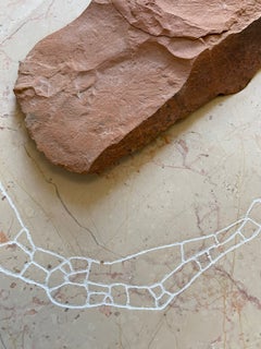 “Fragile Embrace” – Scultura contemporanea astratta in pietra trovata e marmo scolpito