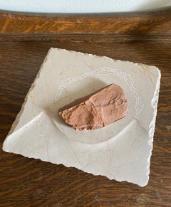 “Fragile Embrace” – Scultura contemporanea astratta in pietra trovata e marmo scolpito