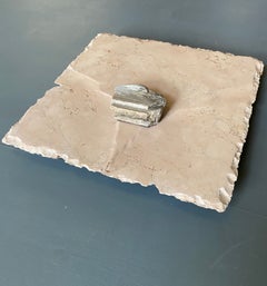 „Fading Moment“ – zeitgenössische abstrakte Skulptur aus Fundsteinen und geschnitztem Marmor