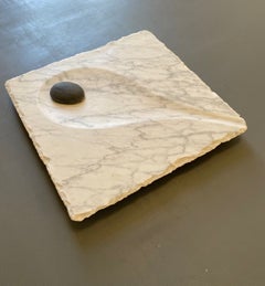 „Weighted Drop“ – zeitgenössische abstrakte Skulptur aus Fundsteinen und behauenem Marmor