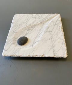 „Weighted Drop“ – zeitgenössische abstrakte Skulptur aus Fundsteinen und behauenem Marmor