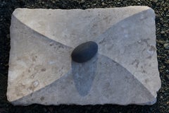 „Planetary Twist“ – zeitgenössische abstrakte Skulptur aus Fundsteinen und behauenem Marmor