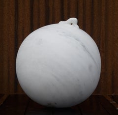 „Progress“ – zeitgenössische, abstrakte Skulptur aus geschnitztem Marmor in Kugelform mit Raupe