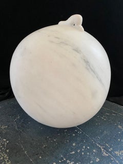 „Progress“ – zeitgenössische, abstrakte Skulptur aus geschnitztem Marmor in Kugelform mit Raupe
