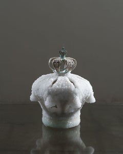 Elevation, 2021, scultura raffigurante una corona della Torah in cristalli di sale, 37 x 30 cm